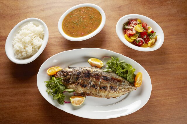 JR Bronko Novidade. Peixe na brasa, com pirão servido inteiro em porção para dividir