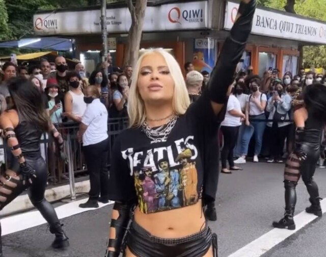 Instagram/@luisasonza A cantora Luísa Sonza faz performance surpresa na avenida Paulista, em São Paulo