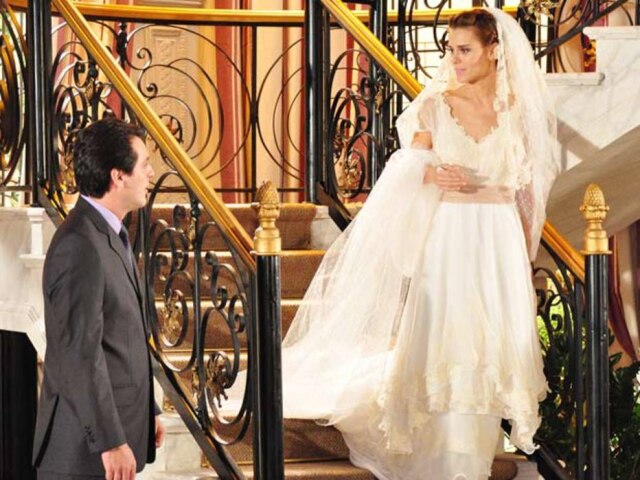 Arquivo Globo Em 'Passione', a personagem de Carolina Dieckmann casou com vestido cheio de bordados e babados.