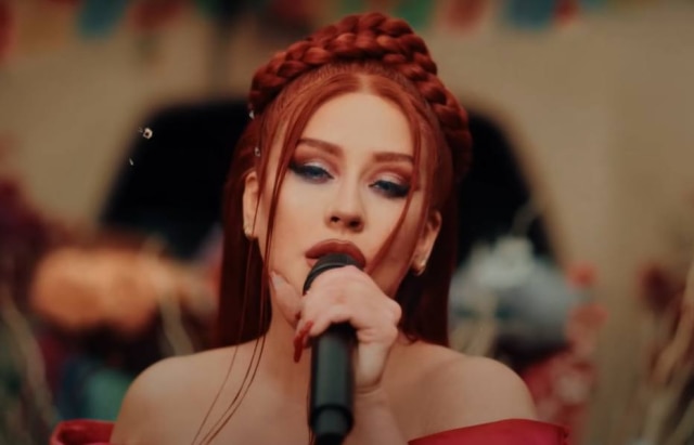 YouTube/Christina Aguilera Christina aguilera em cena do videoclipe de 'La Reina', quarto single do EP 'La Fuerza'.