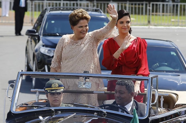 Dida Sampaio/Estadão Dilma desfila em carro aberto ao lado da filha antes de ser empossada para o segundo mandato