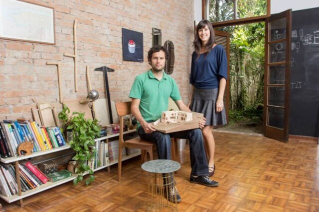 Zeca Wittner/Estadão Juliana Bertolucci e o francês Clément Gérard do atelier Baam