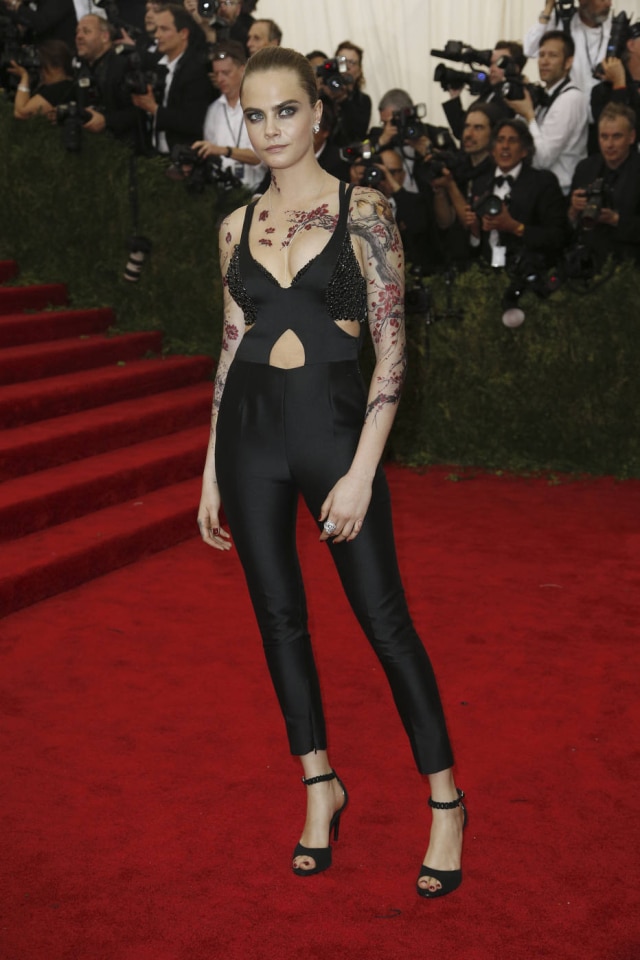 Josh Haner/The New York Times A atriz e modelo Cara Delevingne usou tatuagens temporárias no baile do Met em Nova York, em maio deste ano.