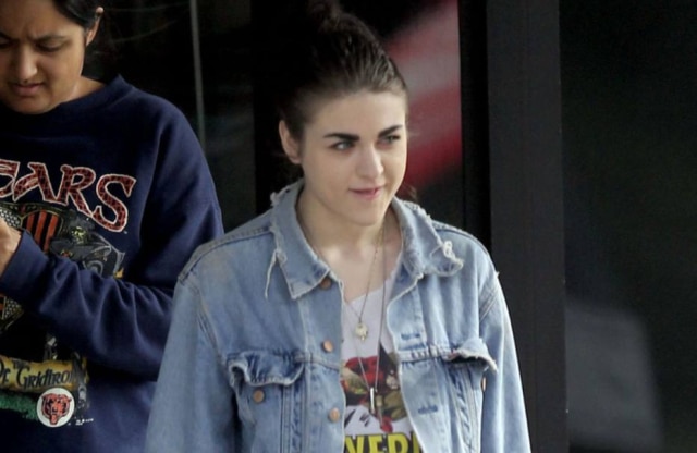 Bang Showbiz A filha de Kurt se depara com homem estranho em sua casa
