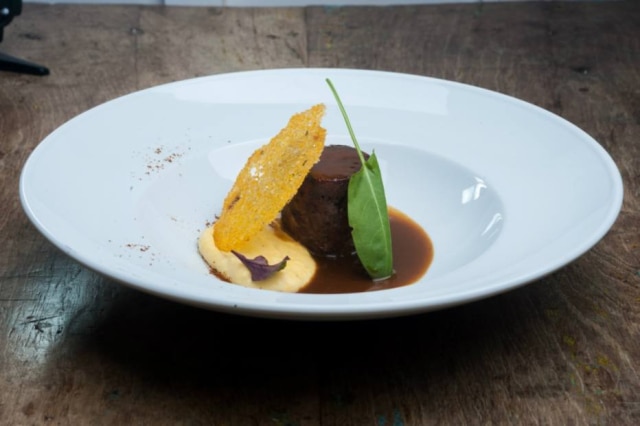 Pallatta|Divulgação Bochecha de porco com molho de tamarindo e curau, do chef Ari Kespers