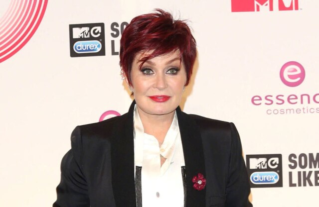 Bang Showbiz Sharon tentou incentivar suas filhas Kelly e Aimee a saírem com mulheres.