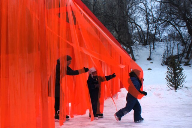 Divulgação/Atelier ARI O 'muro' é feito de fitas plásticas que isolam o frio.
