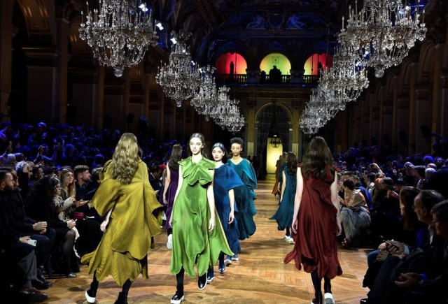 AFP PHOTO / ALAIN JOCARD Aurora boreal nas roupas do desfile da Issey Miyake.