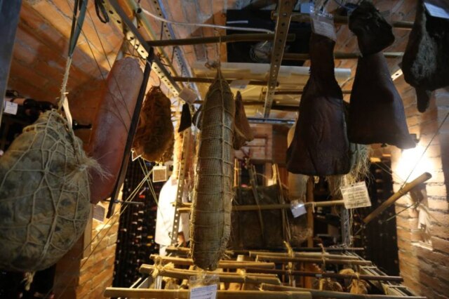 Nilton Fukuda|Estadão Curados e embutidos feitos na casa e maturados na adega de vinhos subterrânea são o foco do Friccò
