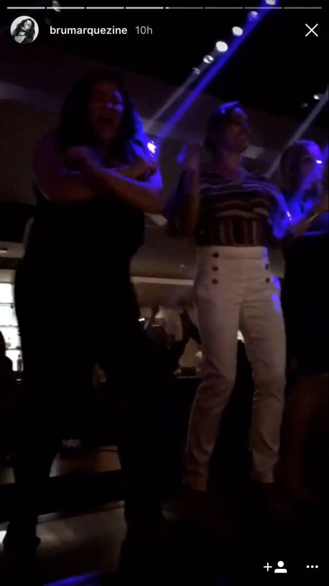 Instagram/brumarquezine Mãe de Bruna, no canto esquerdo, se diverte com amigas em cima de um balcão.