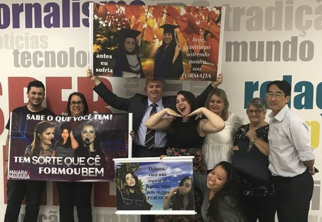 Débora Lima / Acervo pessoal Jovem foi surpreendida com faixas com montagens suas ao lado de Maiara & Maraisa e Dua Lipa