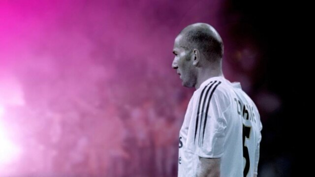 Reprodução de cena de 'Zidane: A 21st Century Portrait' (2006)/ Universal International Um projeto dos artistas Douglas Gordon e Philippe Parreno, 'Zidane' traz registros de 17 câmeras que acompanharam única e exclusivamente o jogador durante uma partida de futebol em 2005