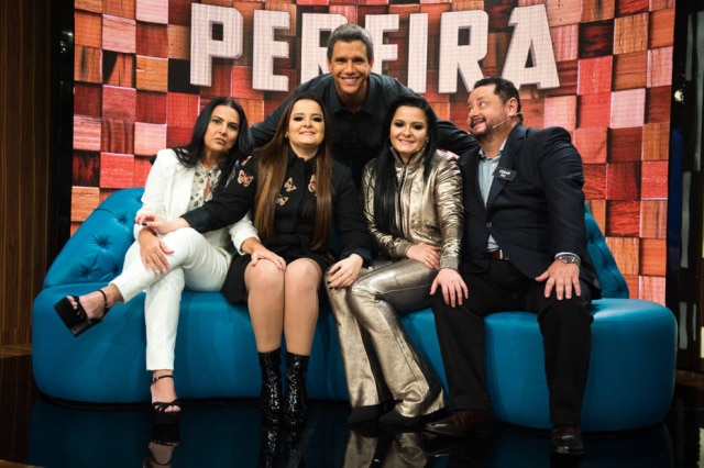 Raquel Cunha/ Globo Márcio Garcia com Maiara e Maraisa e família