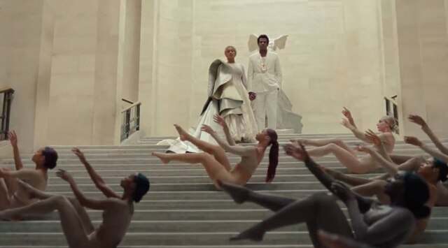 Reprodução de cena de Apeshit O casal Carter em frente a escultura Vitória de Samotrácia
