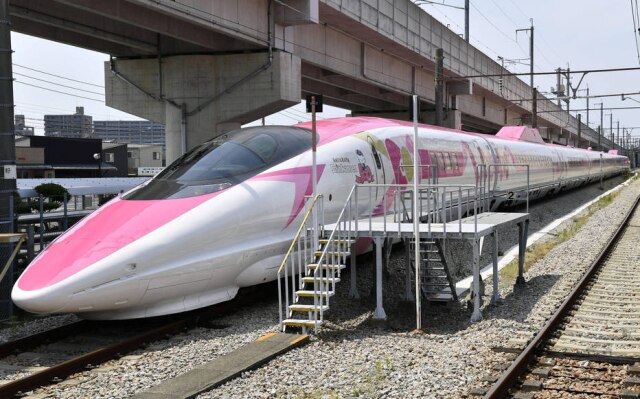 Kyodo via Reuters Trem-bala com temática Hello Kitty no Japão.