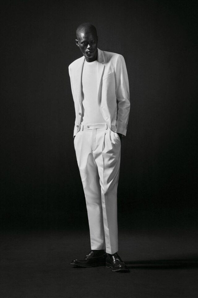 Cortesia Hugo Boss/ The New York Times O costume branco Hugo Boss usado por Michael Jackson na capa de 'Thriller' em sua nova versão, com edição limitada e numerada de 100 exemplares