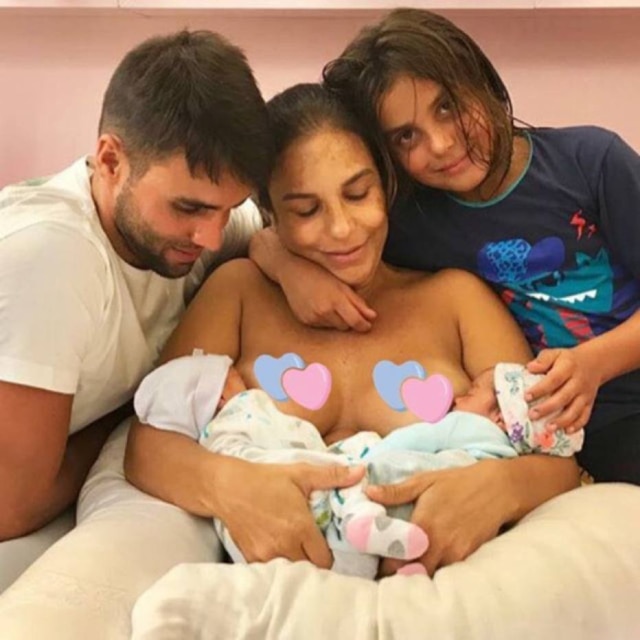 Instagram/@ivetesangalo A cantora Ivete Sangalo, o marido Daniel Cady e as gêmeas Maria e Helena.