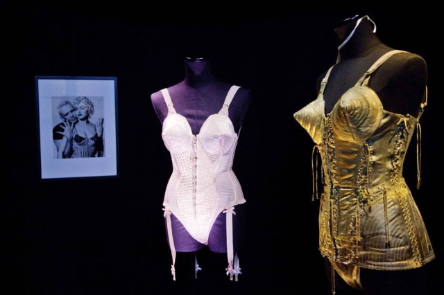 Velibor Bozovic/The International Herald Tribune Os corsets usados por Madonna na Blond Ambition Tour, uma das mais famosas criações do estilista