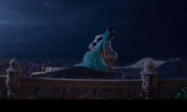Youtube/Walt Disney Studios Cena de live action mostra Aladdin voando com Jasmine em tapete mágico.