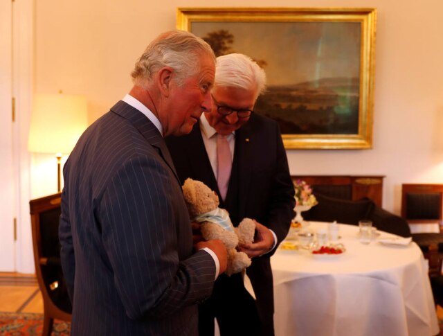 Fabrizio Bensch/Reuters Príncipe Charles recebe urso de pelúcia do presidente da Alemanha.