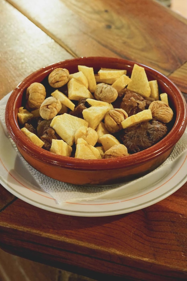Rui Pereira O javali assado com batatas e castanhas portuguesas é uma das atrações da Adega Típica Vinho e Noz