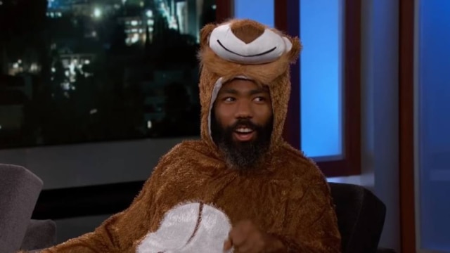 YouTube / @Jimmy Kimmel Live Donald Glover vestido como leão no programa de Jimmy Kimmel.