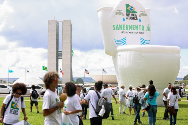 Divulgação/SOS Mata Atlântica 'Privadão' da SOS Mata Atlântica já foi instalado em frente ao Congresso Nacional em 2018.