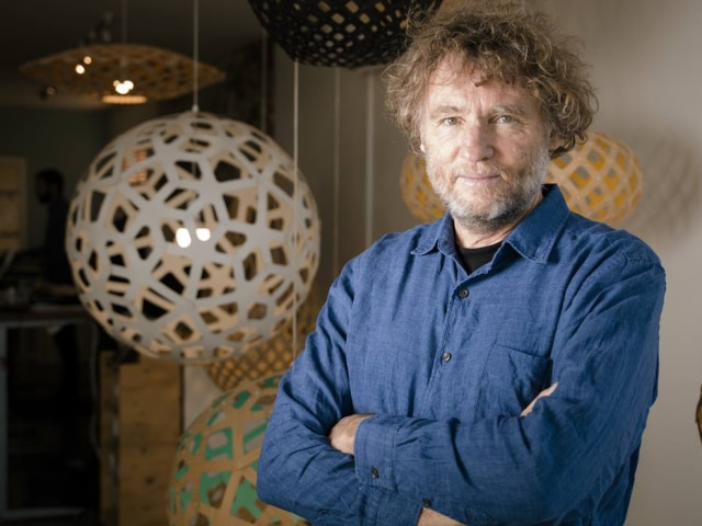 Richard Brimer O designer britânico David Trubridge, tendo ao fundo alguma de suas criações