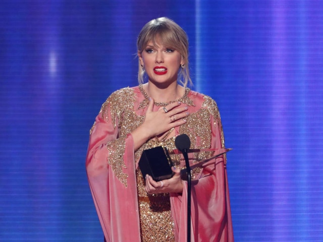 Mario Anzuoni Taylor Swift na entrega do American Music Awards, em Los Angeles