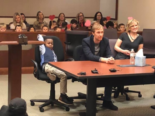 Facebook / KentCountyMI Michael, de cinco anos, trouxe todos os colegas de escola para presenciar sua adoção
