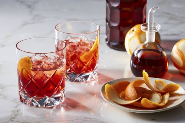 Christopher Testani/NYT Boulevardier, com bourbon, Campari e vermute, em jarra.