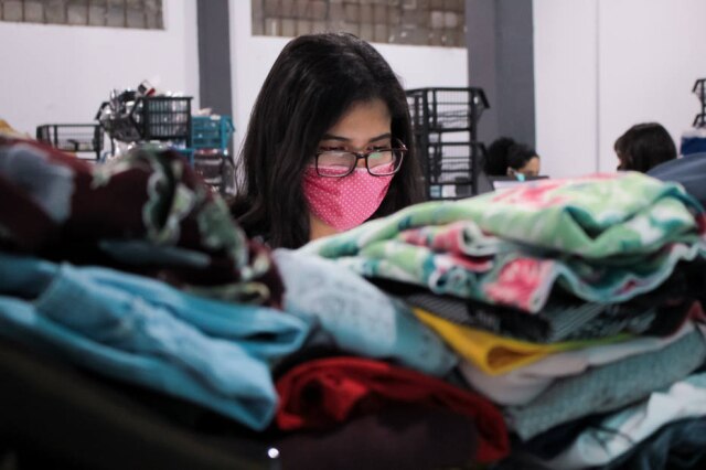 Nathaly Carapeto Higienização e categorização das roupas é feita pela equipe do Repassa