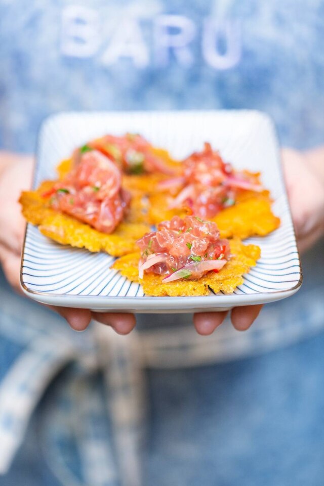 Rogério Voltan Picadito Playero; ceviche de atum com sweet chili, sriracha e patacones