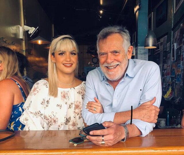 Reprodução Instagram / @carolynnejunger José de Abreu e Carol Junger deixam a Nova Zelândia e voltam ao Brasil
