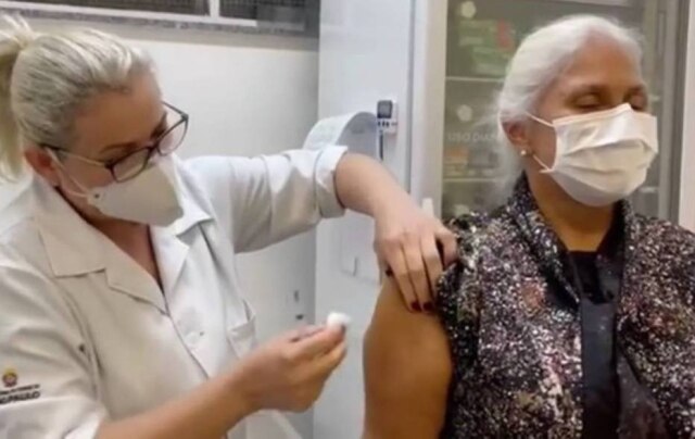 Instagram/ @fafadbelem Fafá de Belém sendo vacinada contra a covid-19 em posto de saúde