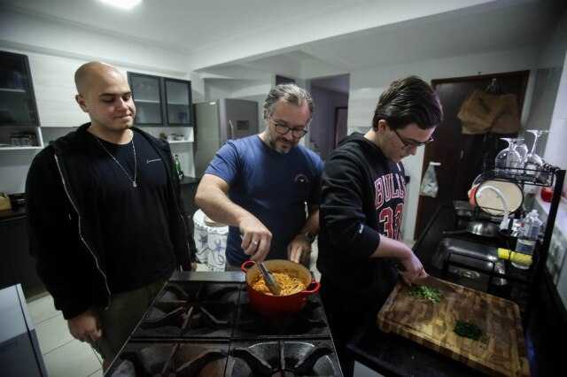 O chef Renato Carioni com seus filhos Marco e Riccardo Carioni 