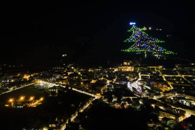 ANSA Tradicional árvore de Gubbio está no livro dos recordes.