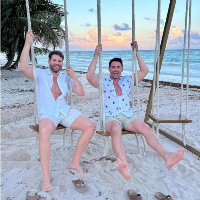 Instagram/@jonathandbennett O ator Jonathan Bennett e o apresentador Jaymes Vaughan casaram-se no México.