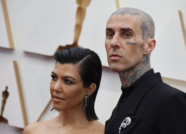 Eric Gaillard/Reuters Kourtney Kardashian e Travis Barker durante cerimônia do Oscar em março de 2022.