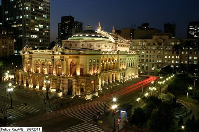 Felipe Rau/Estadão O Theatro Municipal começou a ser construído em 1903 pelo arquiteto Ramos de Azevedo e pelos italianos Cláudio Rossi e Domiziano Rossi e foi inaugurado em 12 de Setembro de 1911. Hoje, no local, os visitantes podem assistir a espetáculos e participar de visitas guiadas, de terças a domingos. Consulte o site. Endereço: Praça Ramos de Azevedo, s/n.