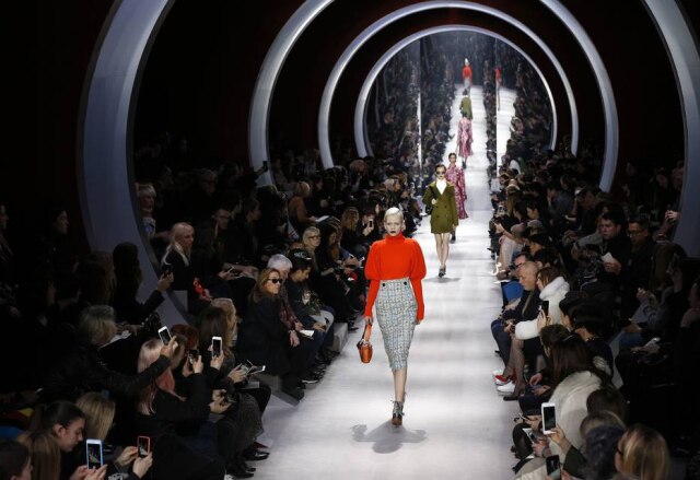 AFP PHOTO / FRANCOIS GUILLOT Desfile da Dior na sexta feira, 04, durante a temporada outono/inverno 2016 em Paris. A grife está sem direção criativa desde a saída de Raf Simons, em outubro