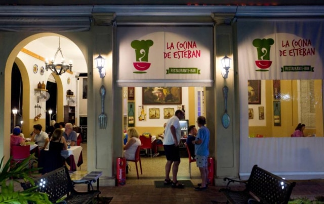 Eliana Aponte Tobar|NYT La Cocina de Esteban serve cozinha italiana, espanhola e cubana a poucas quadras da Universidade de Havana.