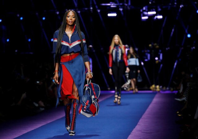 REUTERS/Alessandro Garofalo Naomi Campbell roubou a cena no desfile de verão 2017 da Versace.