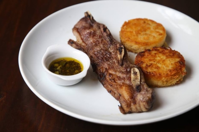 Amanda Perobelli|Estadão Assado de tira com batata rosti e molho chumichurri. Dispense o molho e coma só a carne,