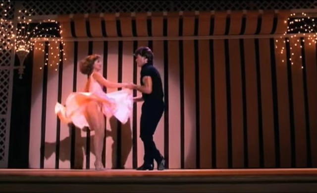 Reprodução/Dirty Dancing Baby (Jennifer Grey) e Johnny (Patrick Swayze) dançam ao som de 'Time of My Life'