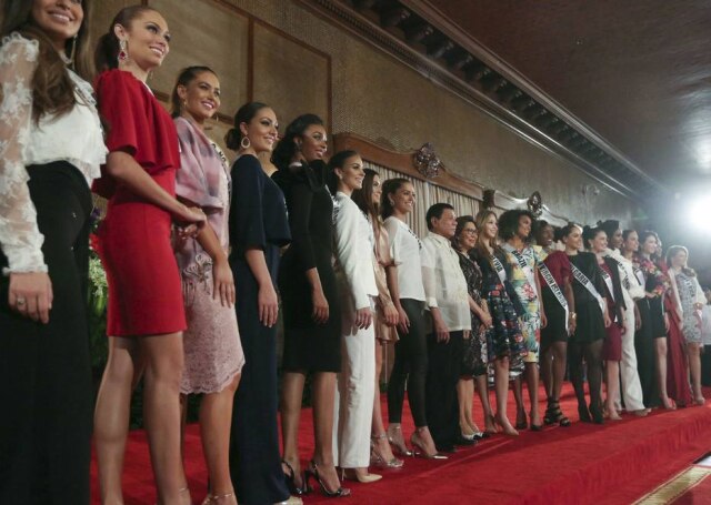 EFE/Ace Morandante / Handout Rodrigo Duterte, presidente das Filipinas, com as candidatas a Miss Universo.