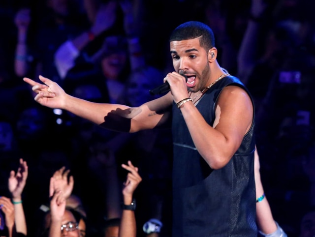 Reuters / Lucas Jackson Uma fã invadiu a mansão de Drake em Los Angeles e tomou US$10 em refrigerantes e água mineral