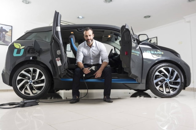Alê Santos e Diego Nata / LDS Group Leonardo Domingos, fundador e CEO da LDS Group, em um dos carros elétricos que farão parte do serviço de compartilhamento