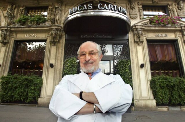 Mehdi Fedouach|AFP Alain Senderens em frente ao seu restaurante Lucas Carton, em Paris, em 2002.