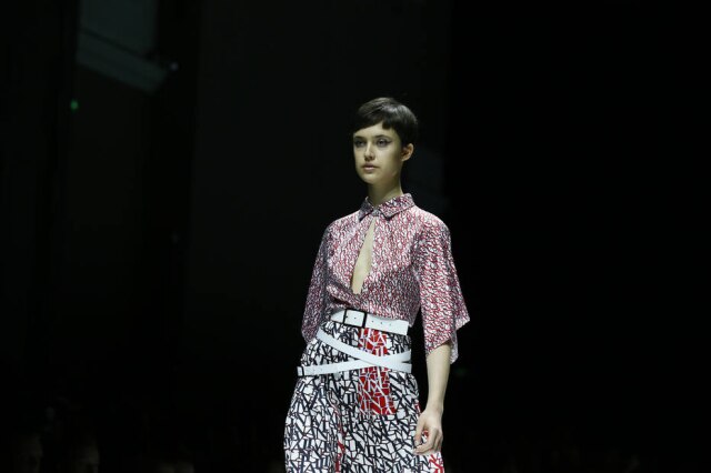 AP Photo/Francois Mori O estilista Olivier Lapider investiu na logomarca da Lanvin como estampa